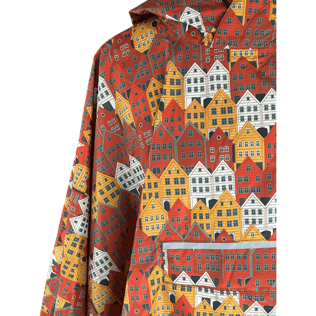 0604025214_Rel Bryggen poncho nærbilde.png